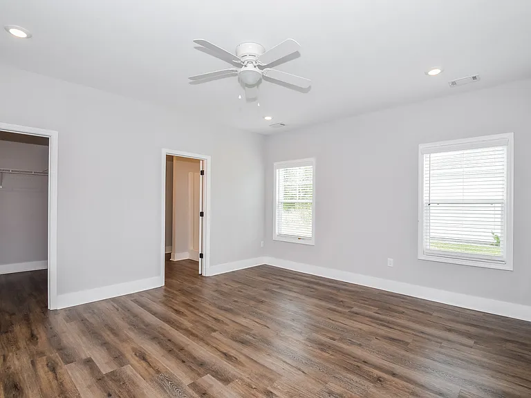 54 Laura Ct — Photo 8