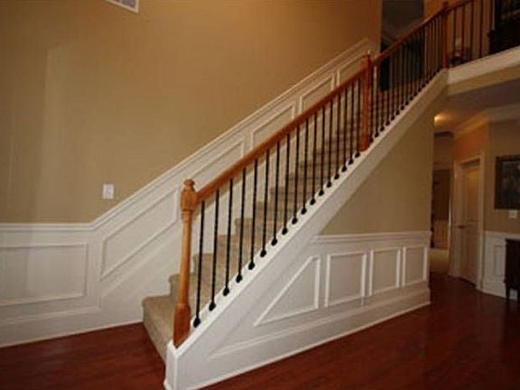 TWO-STORY FOYER