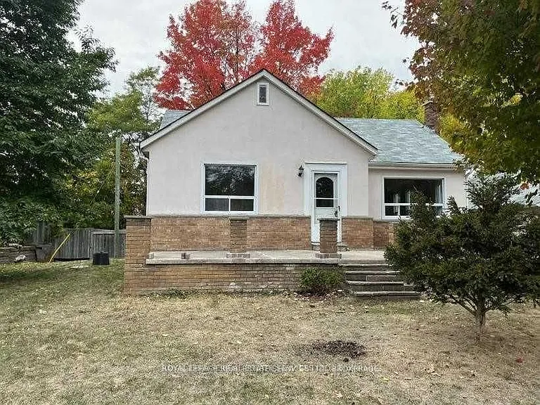 235 Lakeshore Rd W — Photo 3