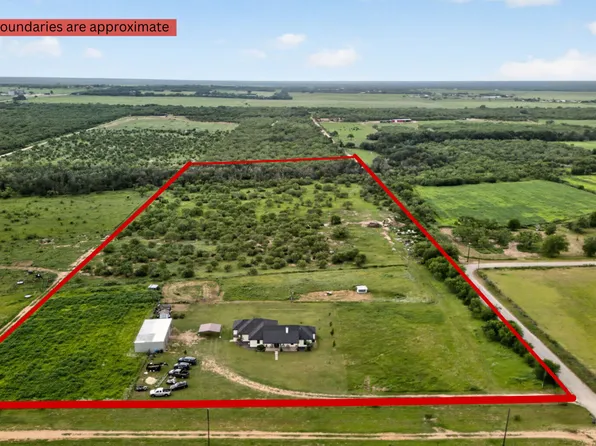 965 County Road 7611, Devine, TX 78016