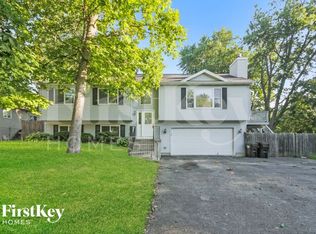 5096 W Maple Hill Dr, McHenry, IL 60050