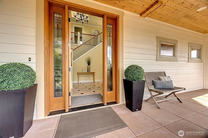 4th image of 514 205th Avenue NE