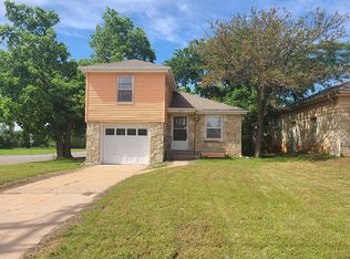 921 Dunn Ave, Clinton, OK 73601