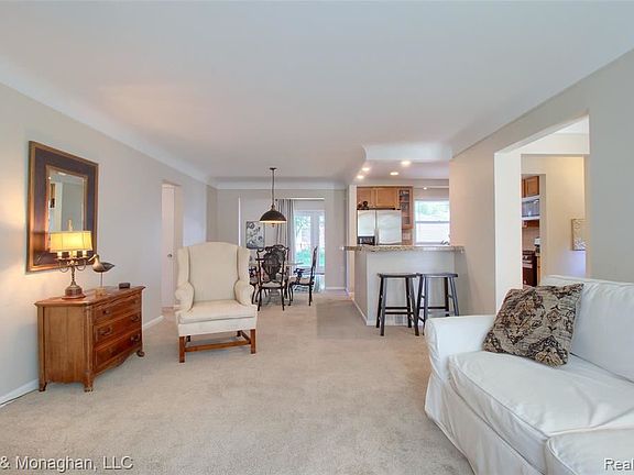 4th image of 22101 Edmunton St
