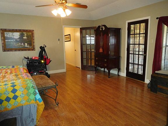 3rd image of 3528 Imperial Ave