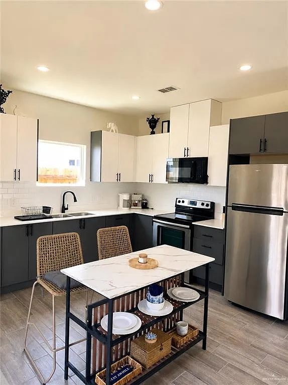 2 bed, 2.0 bath, 940 sqft, $1,250 — Photo 2