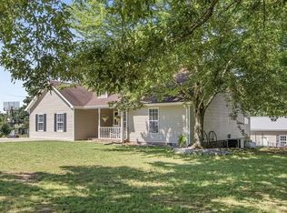 145 Sara Acres Dr, Tennessee Ridge, TN 37178