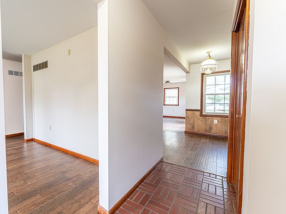 4th image of 231 Midland Dr