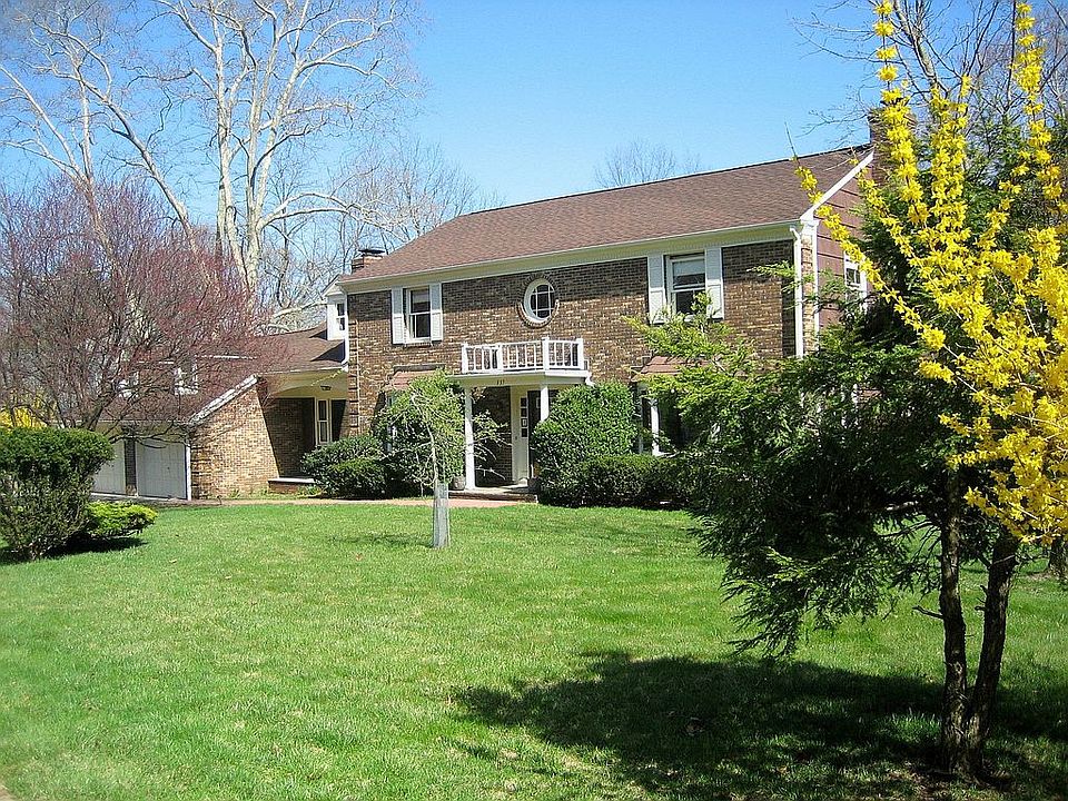 Light filled CH Colonial just blocks from NYC train and Up Mtcl shops!