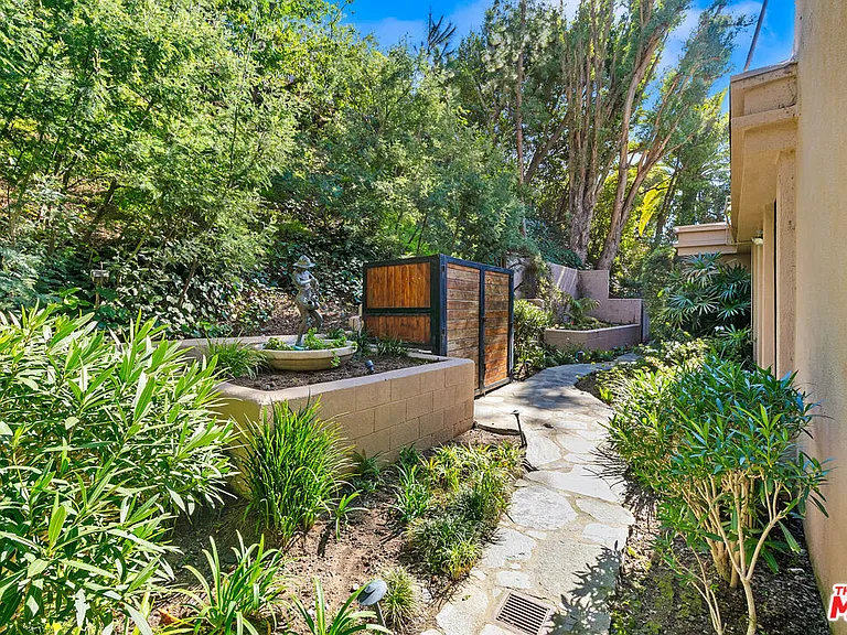 1118 San Ysidro Dr — Photo 17