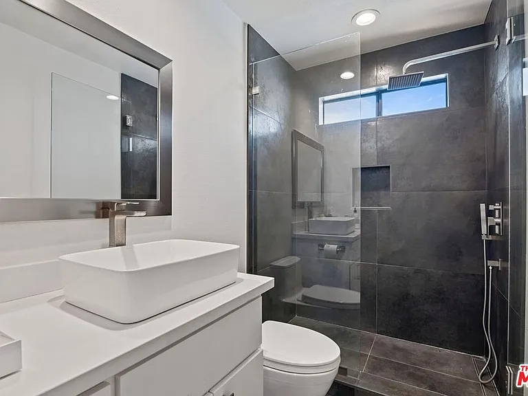 5720 Owensmouth Ave #142 — Photo 8