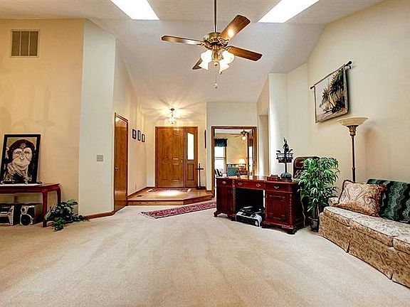 4th image of 676 Walden Way
