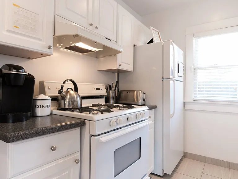 3122 1/2 E 8th St #1/2 — Photo 6