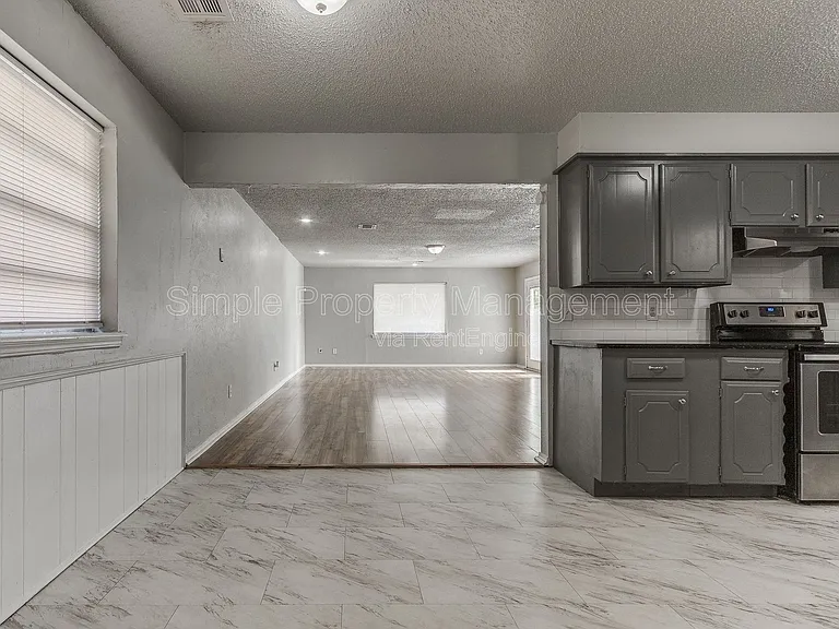 7505 NW 29th St — Photo 9