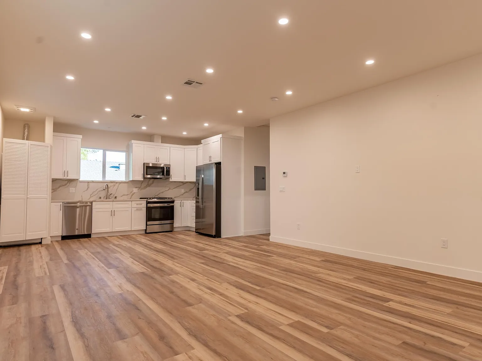 2 bed, 950 sqft, $3,100 — Photo 2