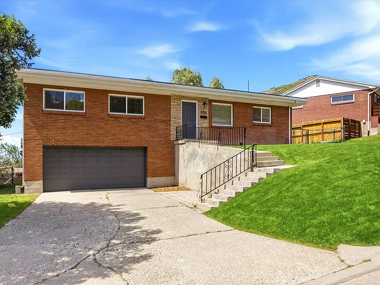 3036 S Sequoia Dr — Photo 2