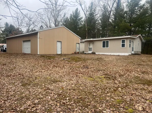 101 Vagabond Dr, Houghton Lake, MI 48629