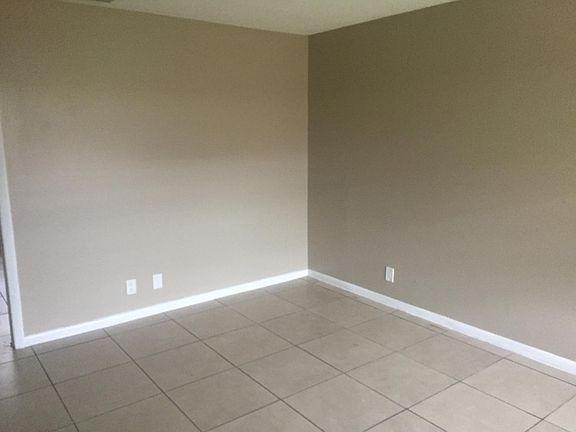 4th image of 828 N G St APT 2