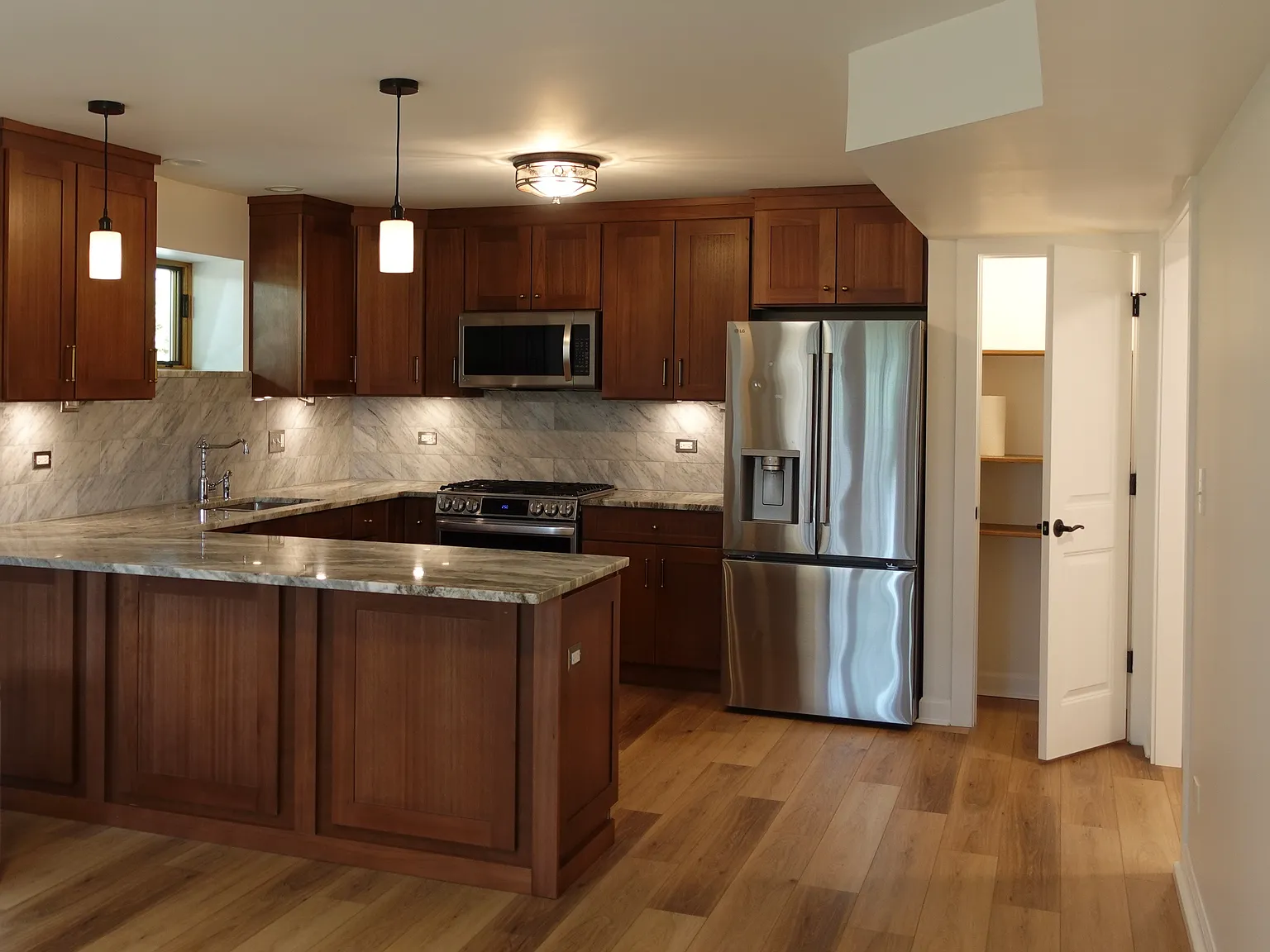 2 bed, 1300 sqft, $2,100 — Photo 3