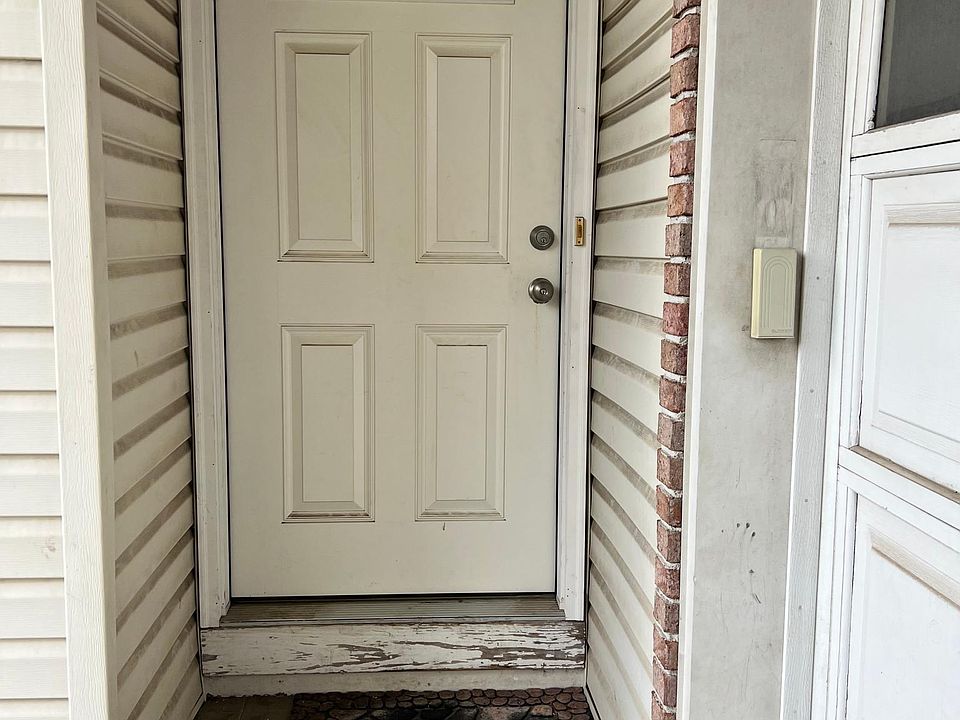 1st image of 21 Daniella Ct Floor 1