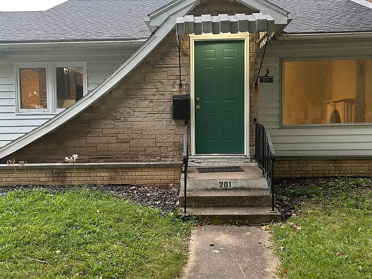 201 S Walnut St — Photo 1