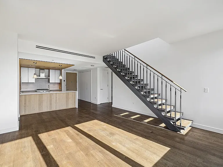 211 E 13th St #PENTHOUSE — Photo 3
