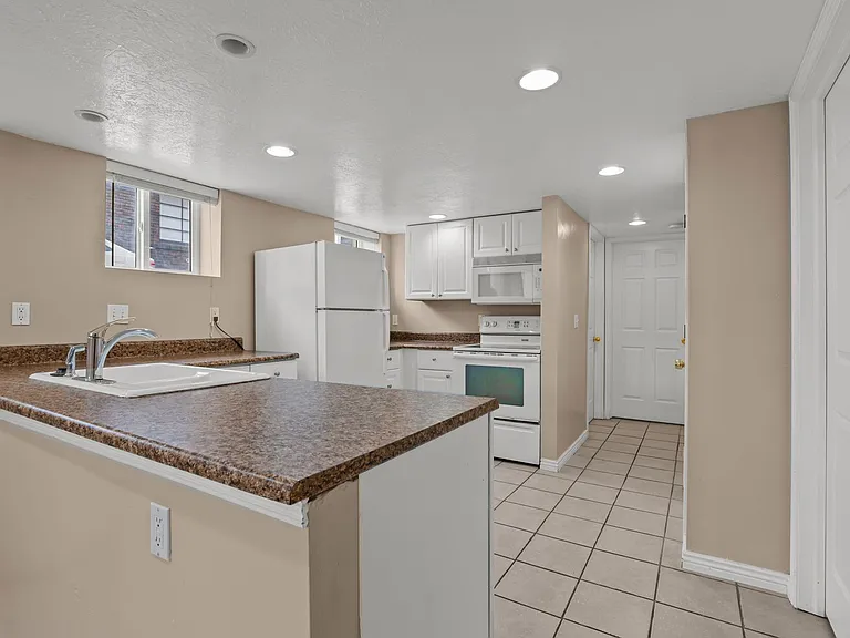 137 E 600 N — Photo 38