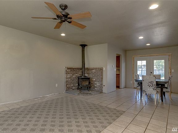 3rd image of 320 Blue Agate Ln