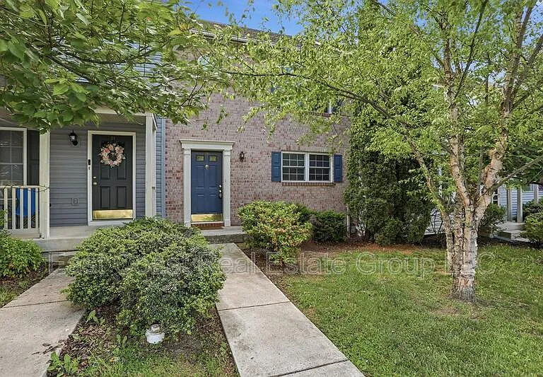 24 Mabel Ln — Photo 3