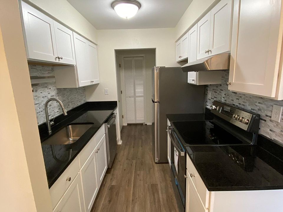 1st image of 325 Riviera Dr #325