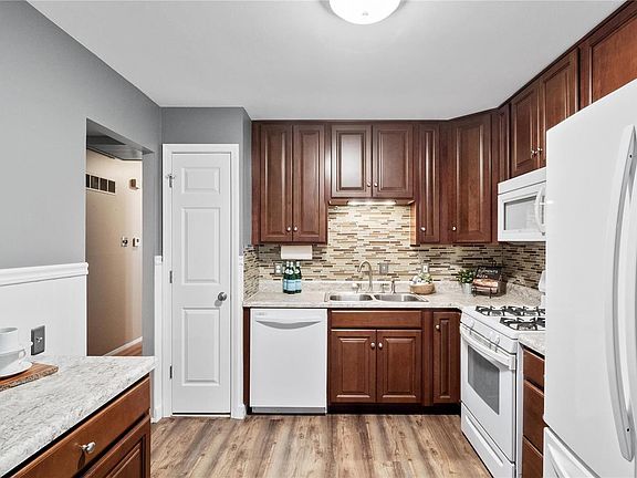 3rd image of 2475 S Park Ln