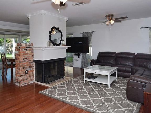 4th image of 3940 Pin Oaks St