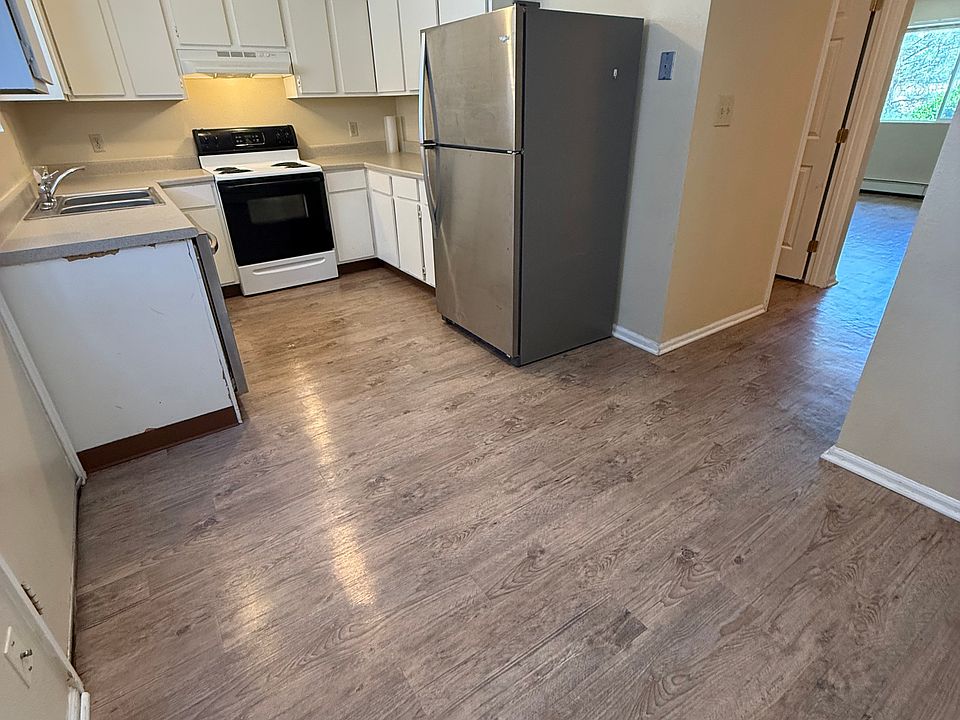 Main floor:
Kitchen with adjacent utility room, powder room and living room. Beautiful flow.