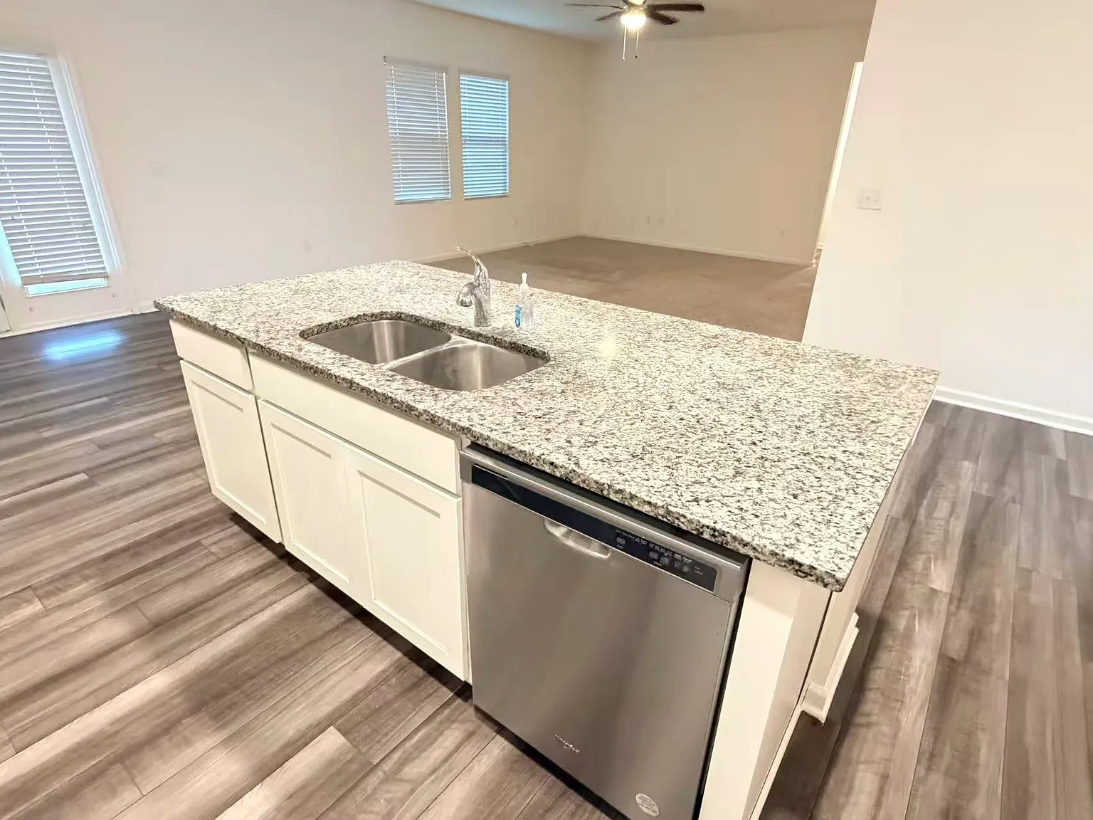 4 bed, 2512 sqft, $1,995 — Photo 4