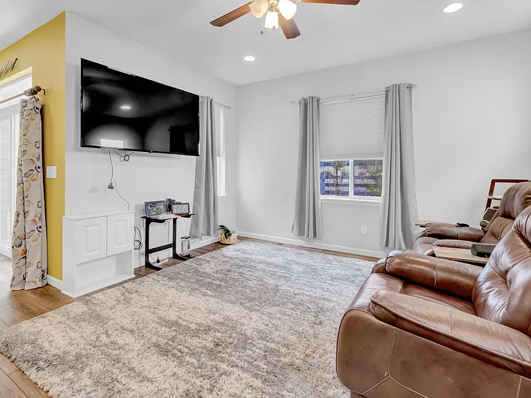 1086 McMurdo Cir — Photo 17
