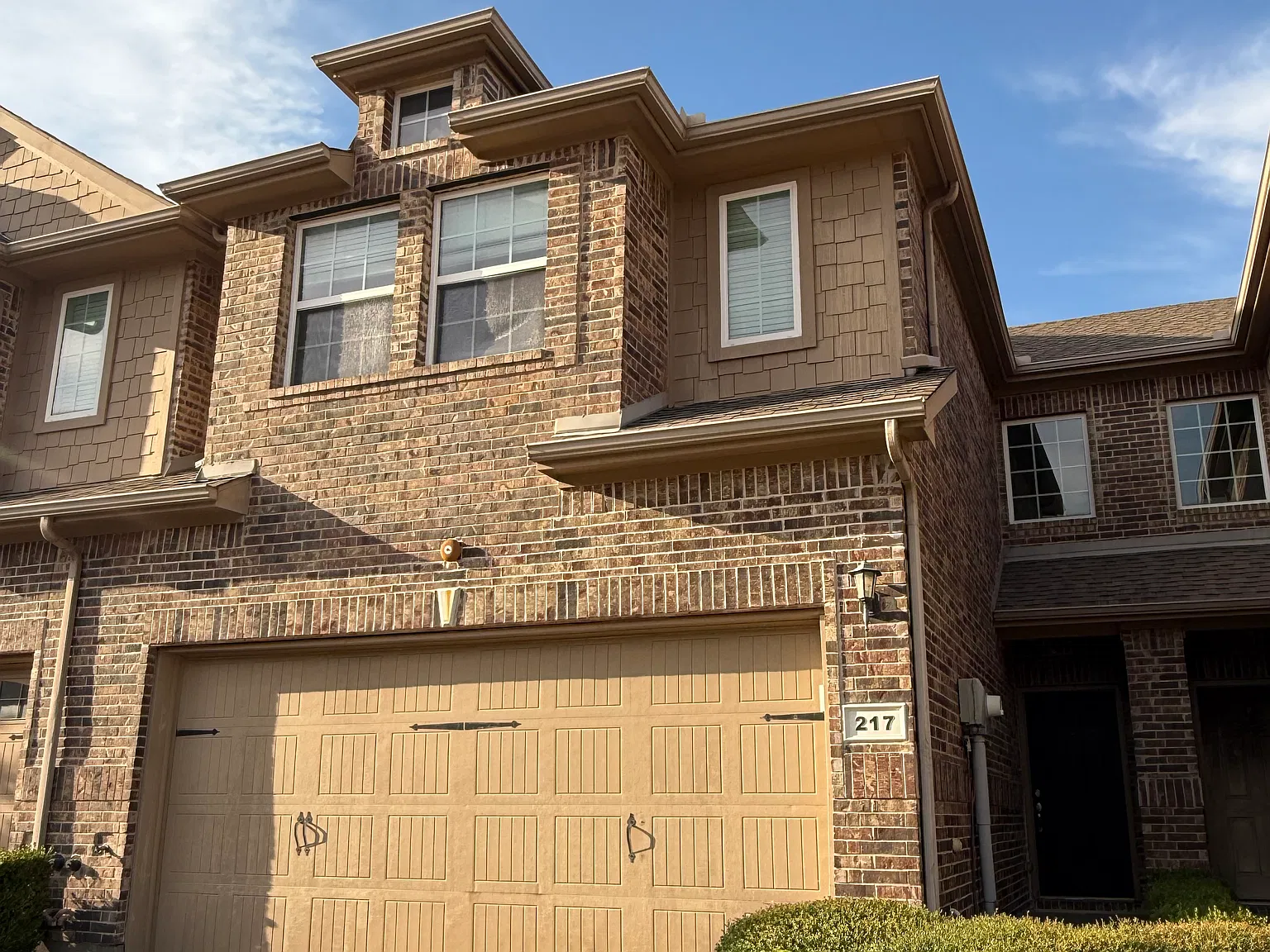 3 bed, 2.5 bath, 1666 sqft, $2,450 — Photo 3