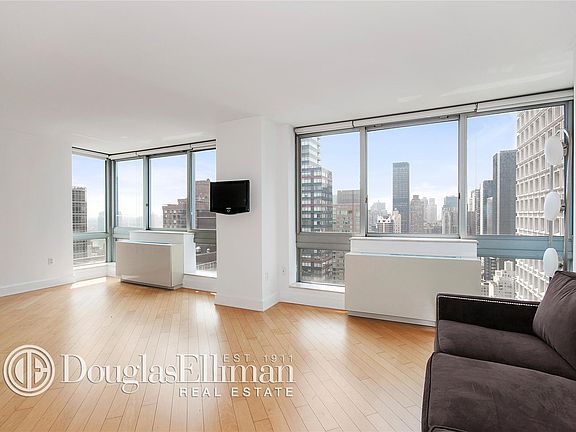 3rd image of 231-235 E 55th St #33B