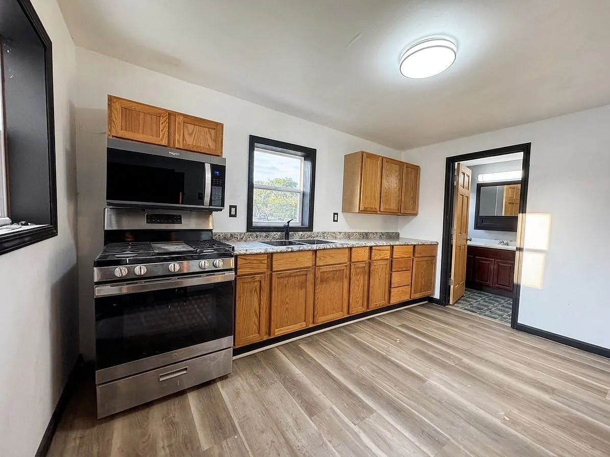 2 bed, 1060 sqft, $1,350 — Photo 2