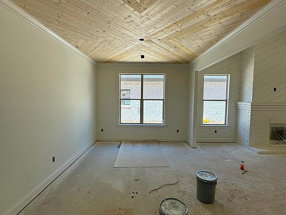 4th image of 141 Glengerry Dr