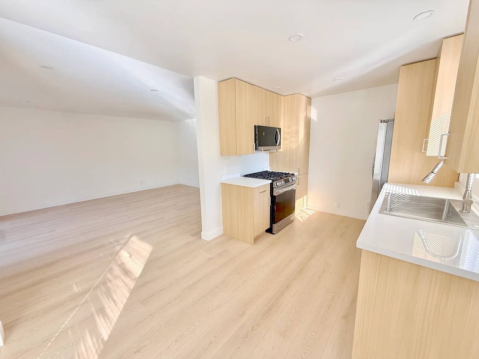 2 bed, 990 sqft, $4,695 — Photo 3