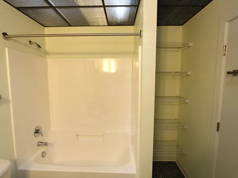 La Pompadour Apartments — Photo 33