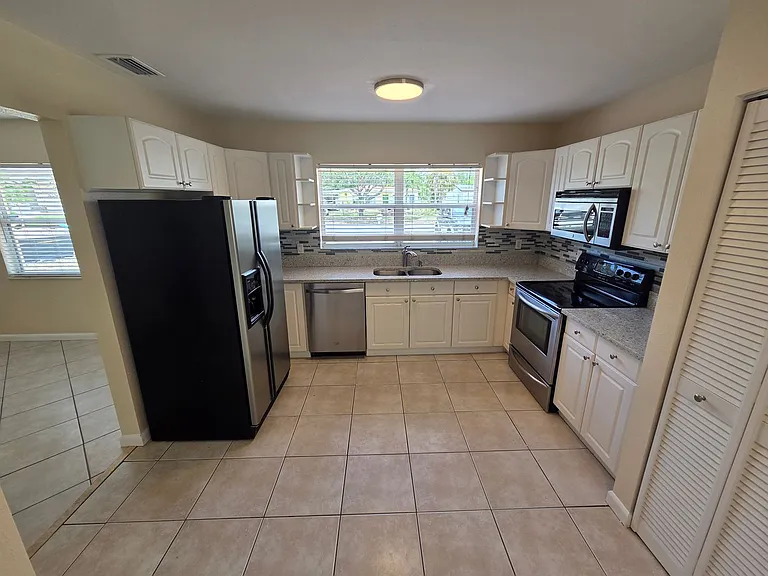2910 W Pearl Ave — Photo 3