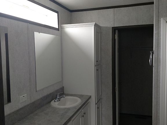4th image of 380 Rosebay St