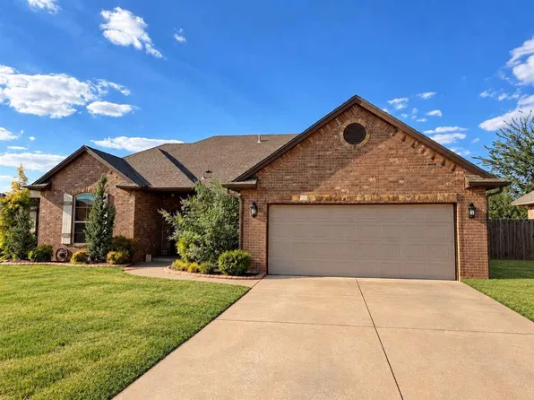 371 Bailey St, Blanchard, OK 73010