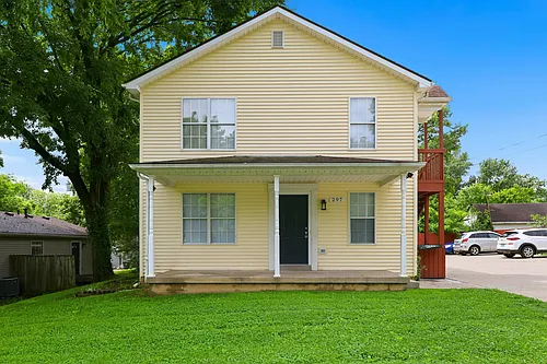 297 Young St Photo 1