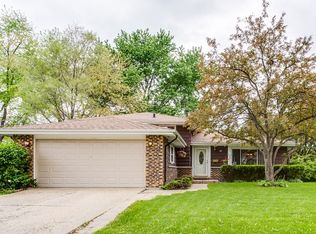 52 Forest Ln, Elk Grove Village, IL 60007