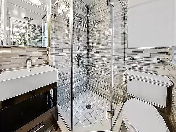 5th image of 326 E 35th St #Le