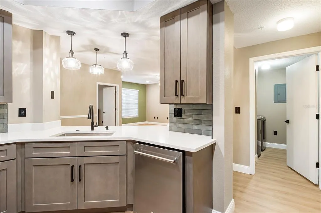 3 bed, 2.0 bath, 1279 sqft, $2,300 — Photo 4