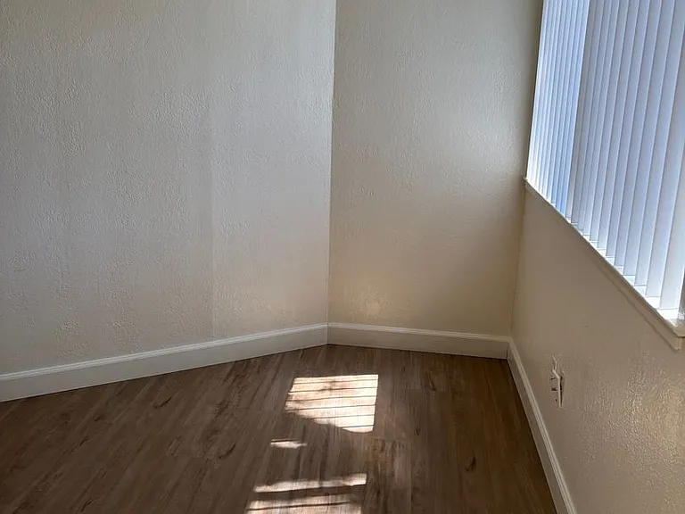 880 Conrad Ct — Photo 4