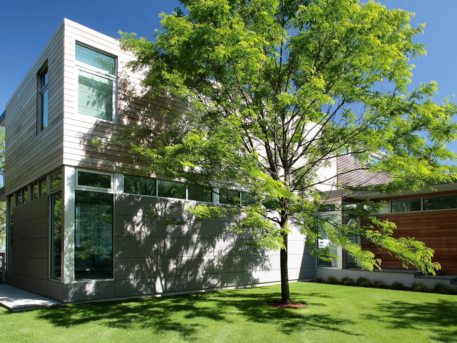 Sag Harbor bay front home chic and modern — Photo 2